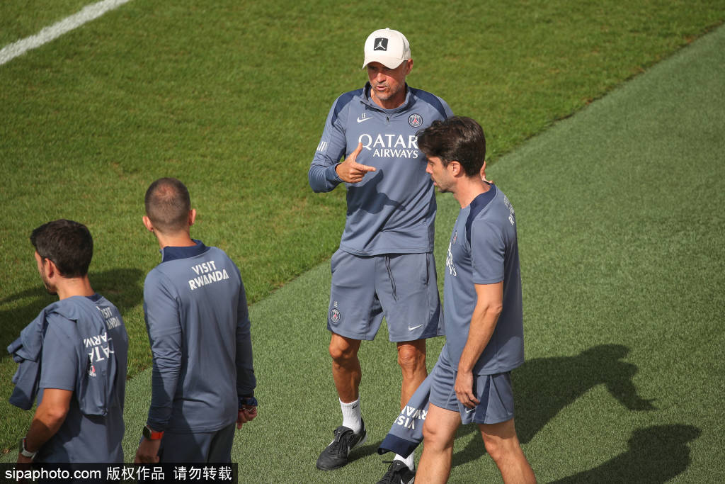 巴黎圣日耳曼主场球衣荣获法甲最美:时尚与传统的完美交融 巴黎圣日耳曼主场球衣荣获法甲最美:时尚与传统的完美交融