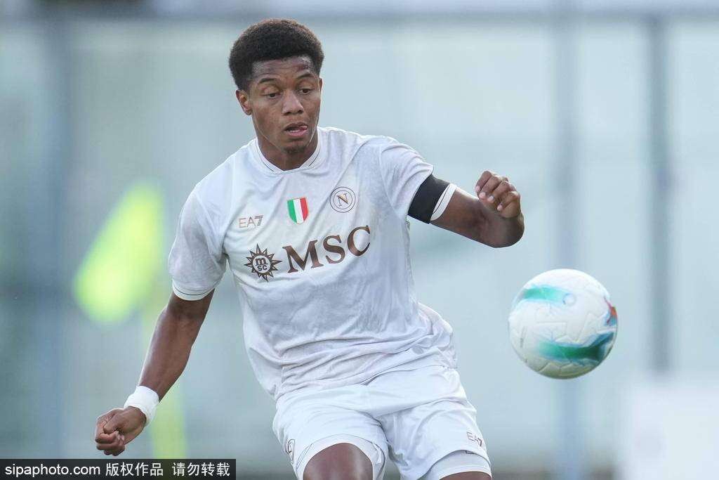 新锋霸降临!霍伊伦飞抵意大利罗马,体检即将开启那不勒斯新篇章! 新锋霸降临!霍伊伦飞抵意大利罗马,体检即将开启那不勒斯新篇章!