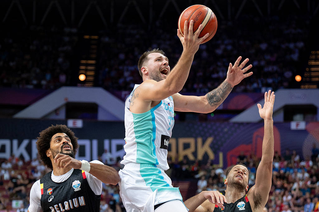 欧洲杯综述:东契奇三双终获首胜 字母哥复出高效28+8 欧洲杯综述:东契奇三双终获首胜 字母哥复出高效28+8