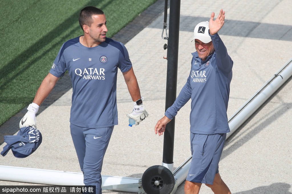 法甲激战:巴黎圣日耳曼狂胜登顶,巴黎FC首胜振奋人心 法甲激战:巴黎圣日耳曼狂胜登顶,巴黎FC首胜振奋人心